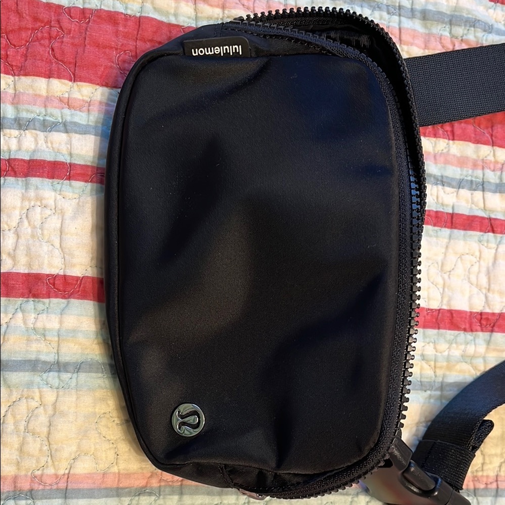 Lululemon Everywhere 1L crossbody belt bag